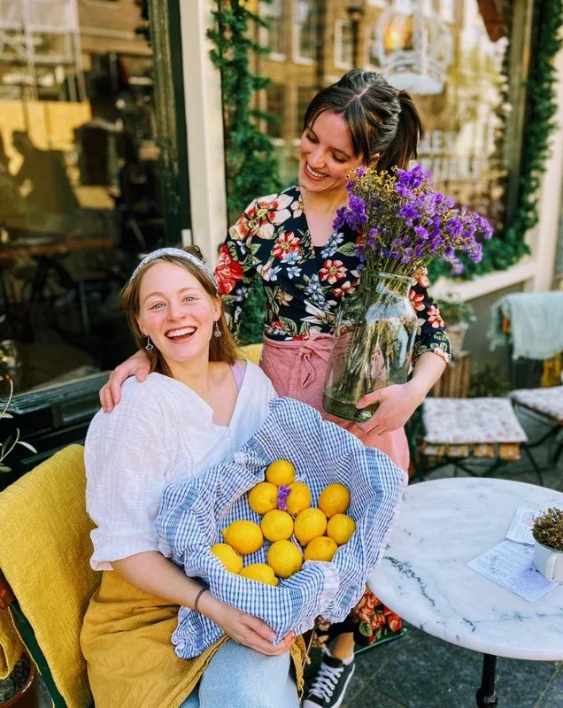 Soep-er team met verse citroenen en bloemen op het terras