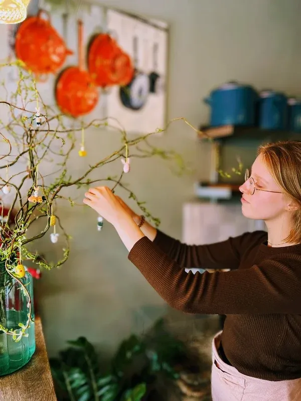 Soep-er teamlid stylet de decoratie in de zaak